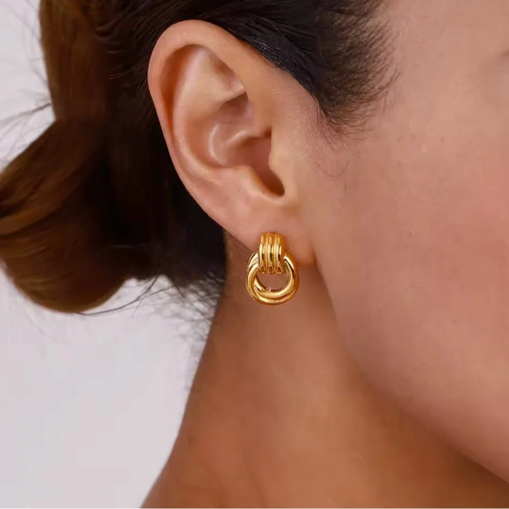 Elegant Gold Hoop Earrings - Picture 3 of 15